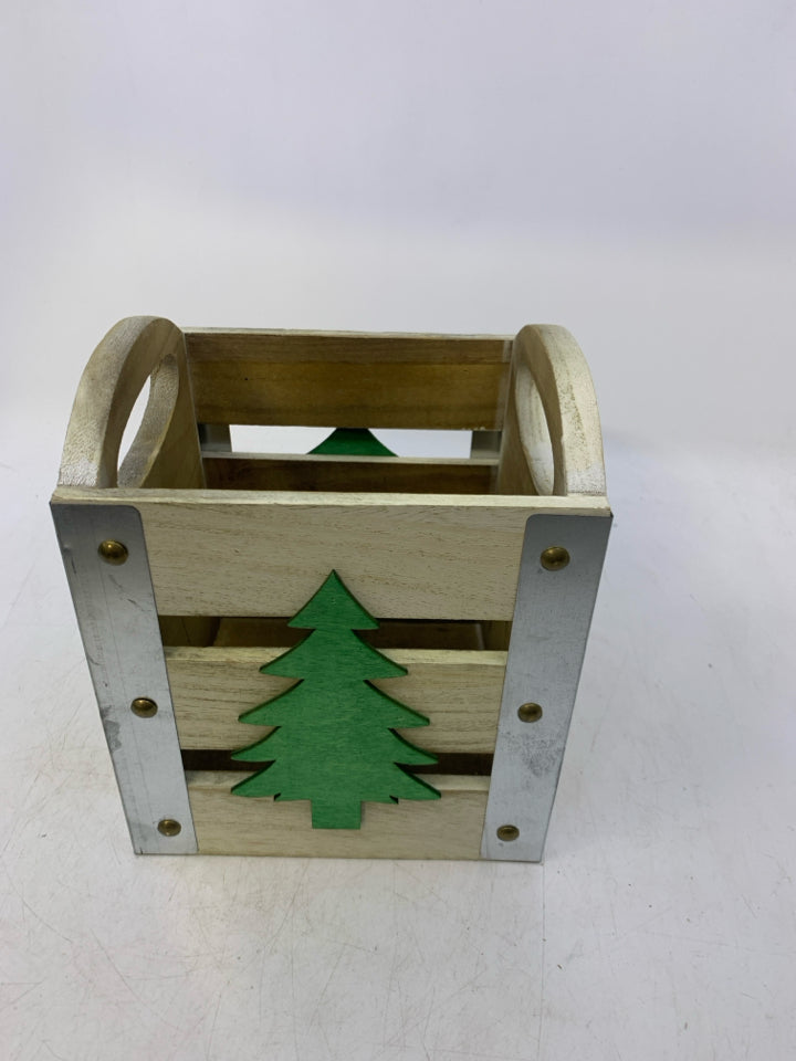 SQUARE SLATED WHITE WOOD BASKET W/ GREEN PINE TREE METAL EDGES.