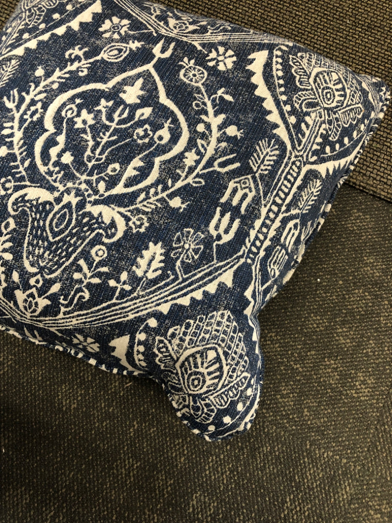 NAVY W/MEDALLION PRINT PILLOW.