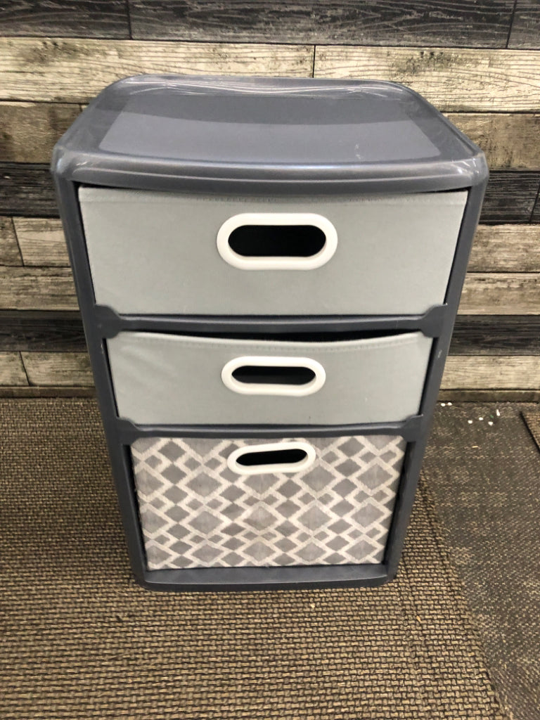 GRAY PLASTIC STORAGE W/3 CLOTH DRAWERS.