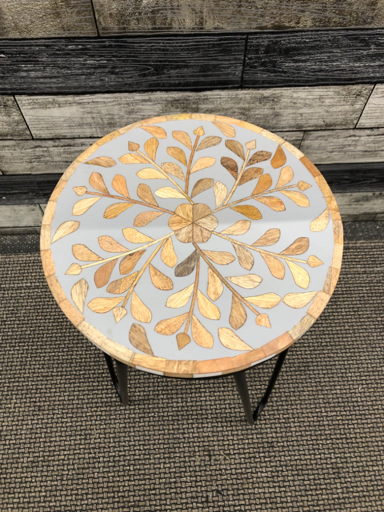 METAL PLANT STAND W/WOODEN TOP+FLOWER DESIGN.