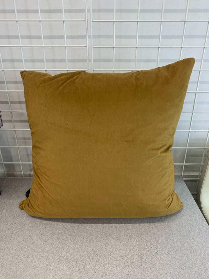 BROWN/TAN GEOMETRIC PILLOW.