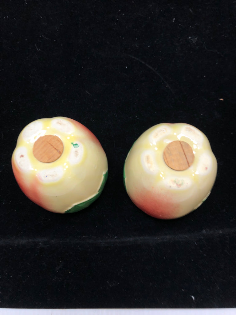 VTG CERAMIC APPLE SALT/PEPPER SHAKERS.