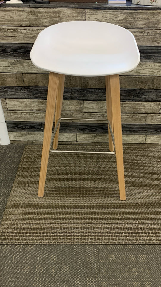 MID-CENTURY MODERN WHITE BAR STOOL W/OAK FRAME.
