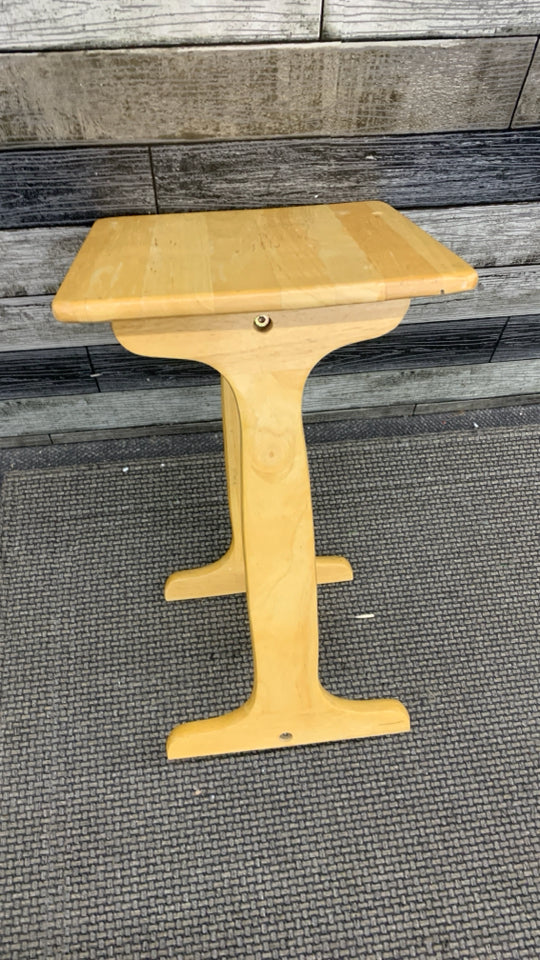 SM LIGHT OAK WOOD TABLE.