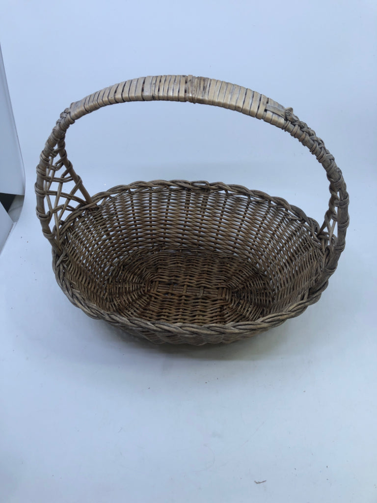 WICKER BASKET DUSTY BROWN W/HANDLE.