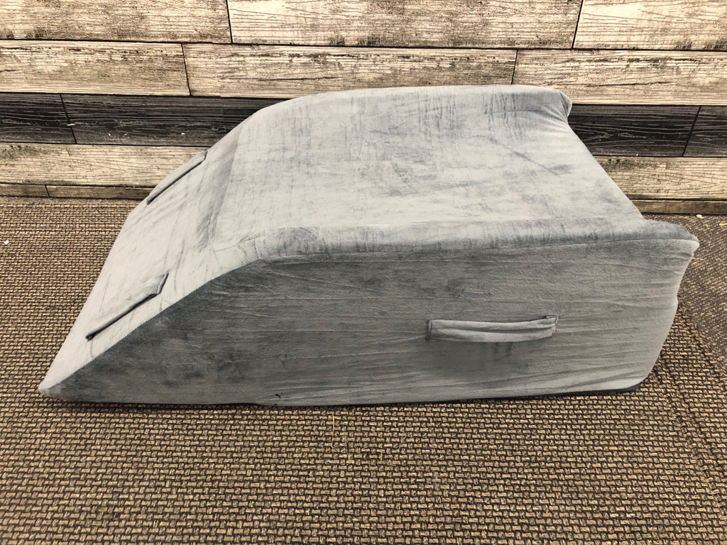 SOFT KNEE CUSHION W/WASHABLE GRAY COVER.