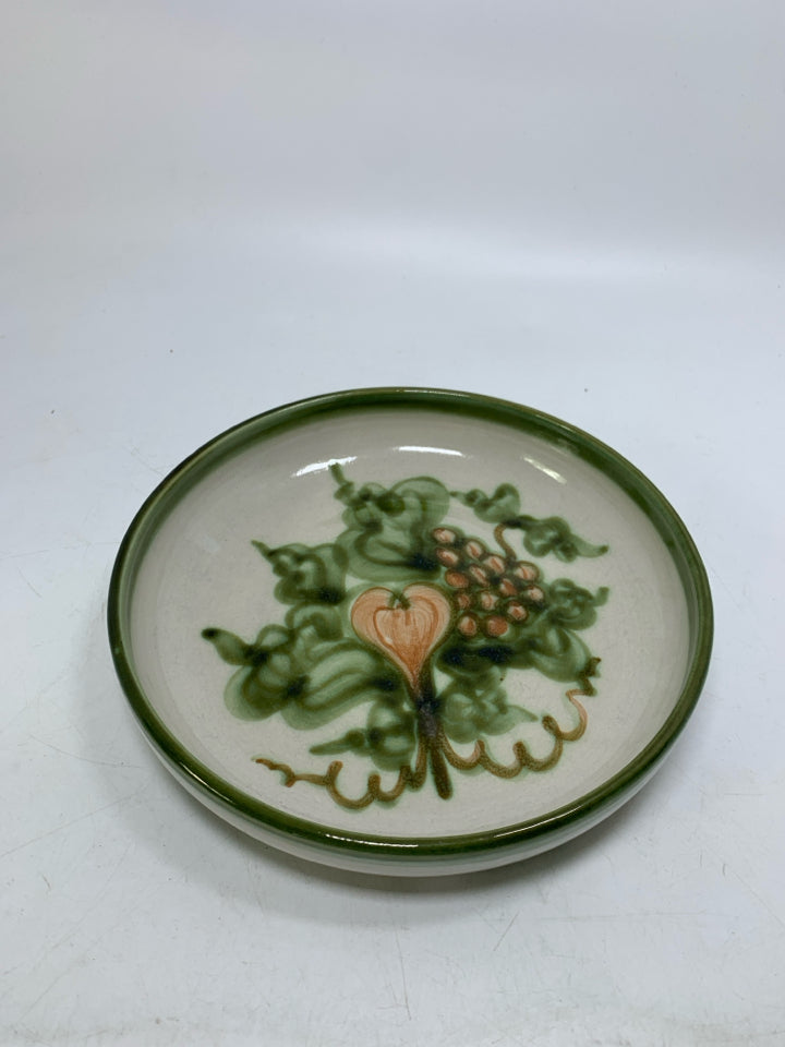 CREAM/GREEN SHALLOW BOWL W/ PAINTED GRAPES.