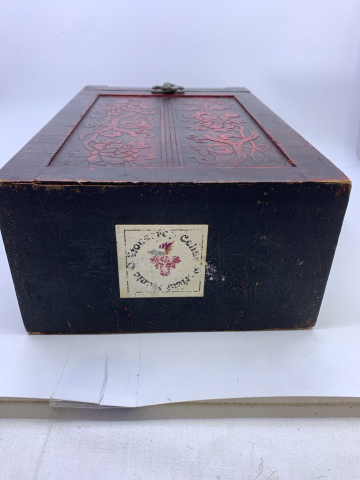 RED DISTRESSED WOOD BOTTLE BOX W/ LATCH.