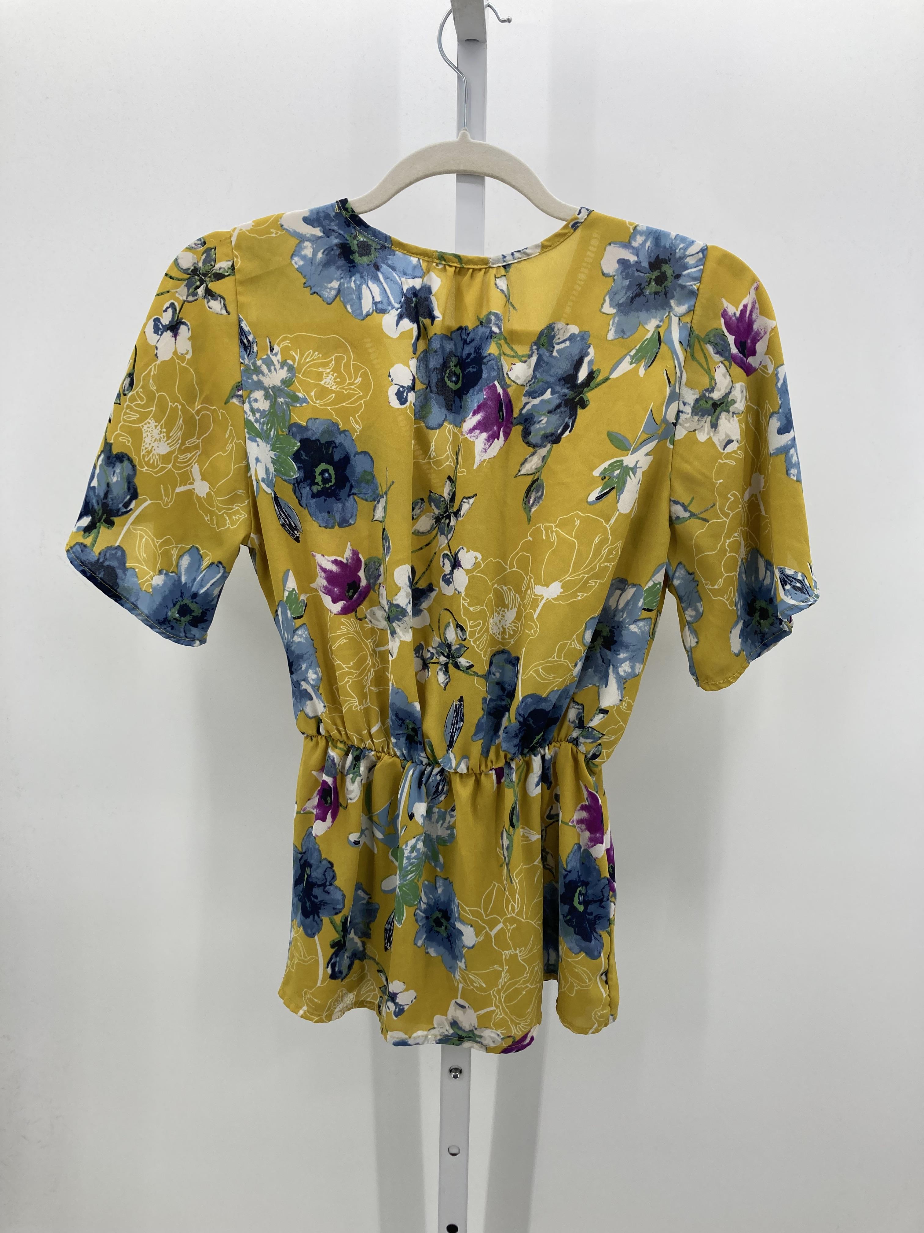 Size Medium Juniors Short Sleeve Shirt