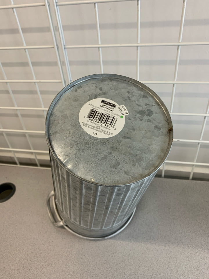 GALVANIZED METAL FLOWER BUCKET.
