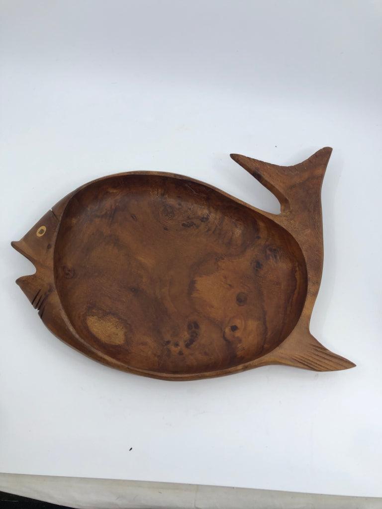 WOOD FISH SHAPED TRAY.