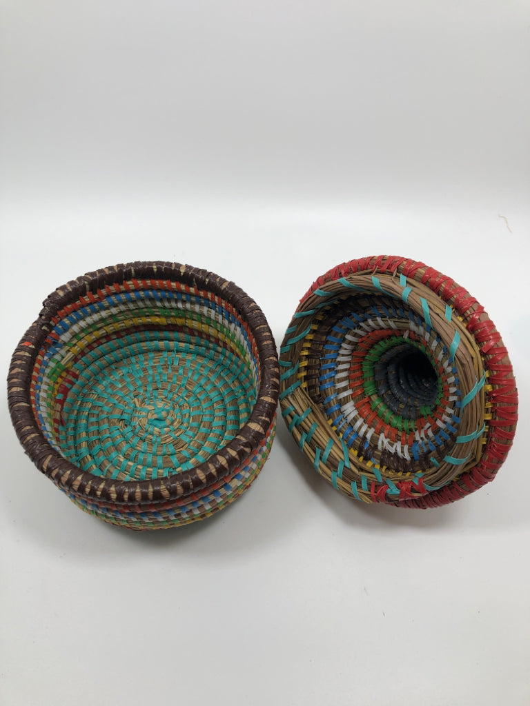 COLORFUL WOVEN BASKET W/TALL HANDLE.