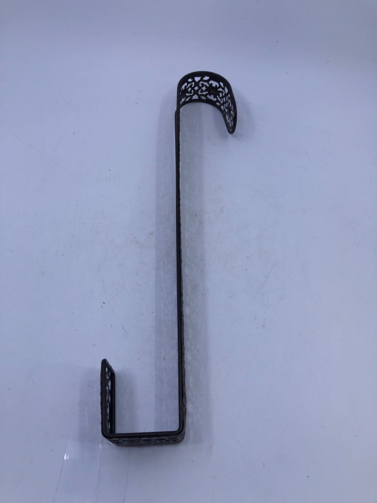 BROWN METAL OVER DOOR WREATH HOOK.