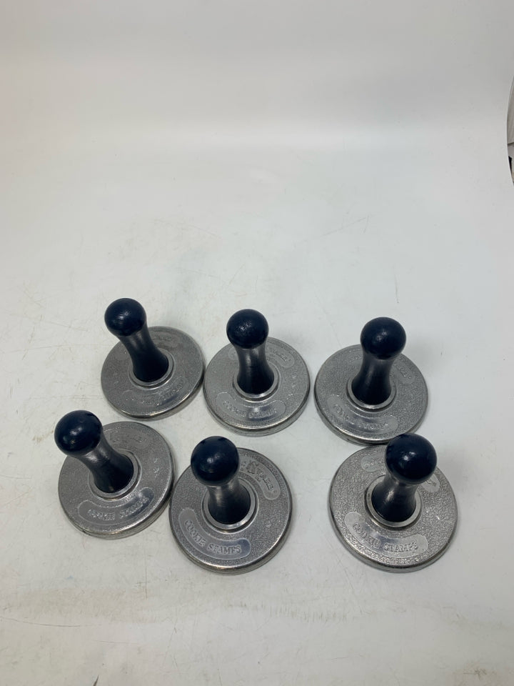 6 VTG NORDIC WARE SNOWFLAKE ALUMINUM COOKIE STAMPS IN BAG.