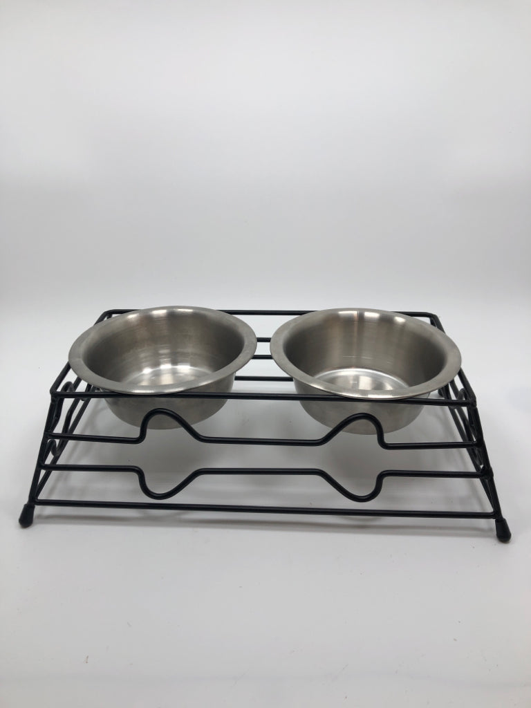 2 METAL PET FOOD DISH IN BLACK METAL STAND.