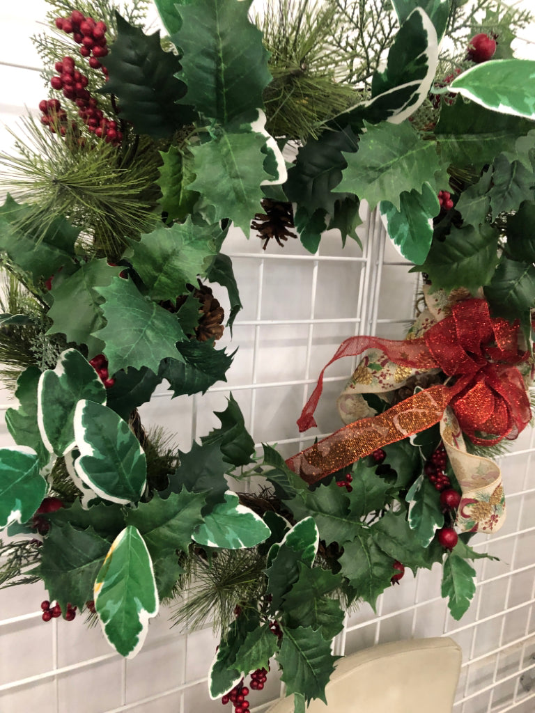 LG HOLLY WREATH W DECORATIVE BOW.