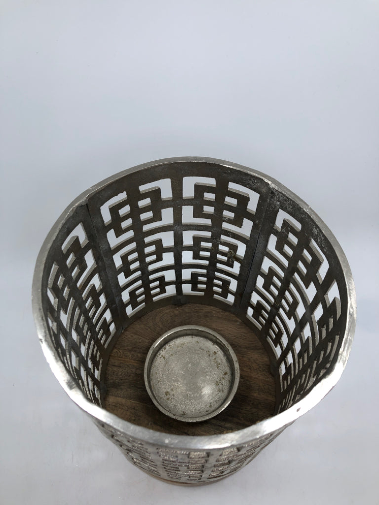 METAL GEOMETRIC CANDLE SLEEVE W/WOOD BASE.