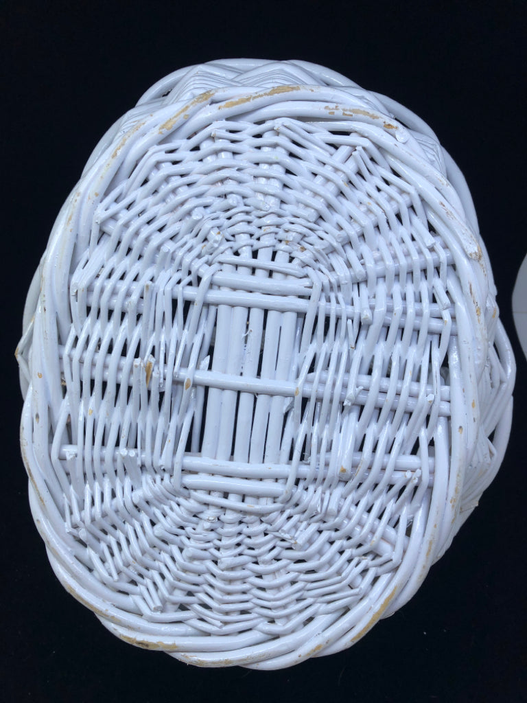 WHITE OVAL BASKET W SINGLE HANDLE.