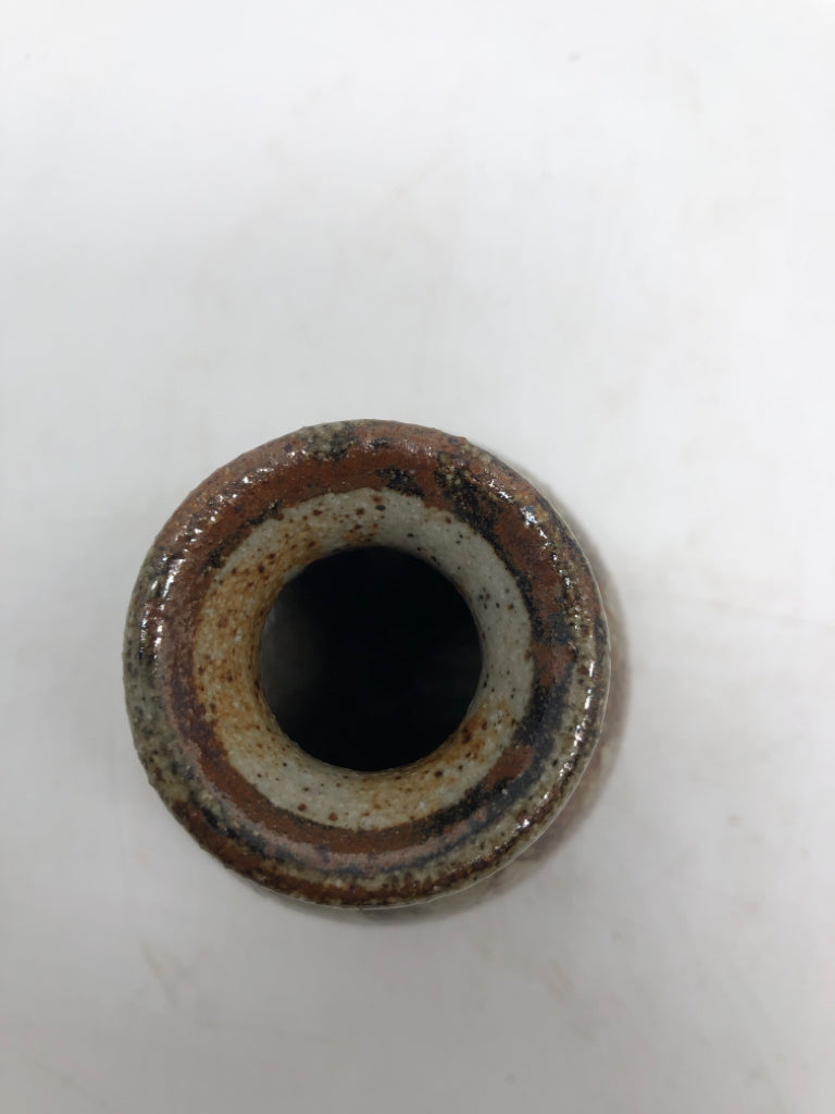 SM BROWN POTTERY BUD VASE.