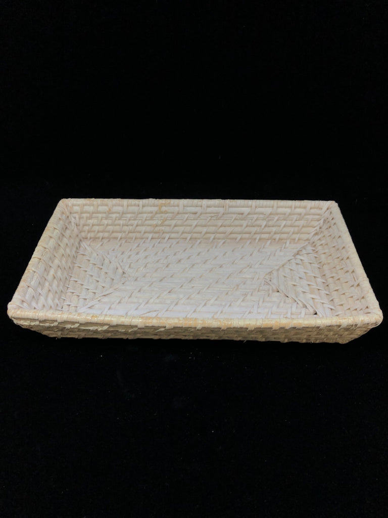 SHALLOW WHITE WICKER TRAY.