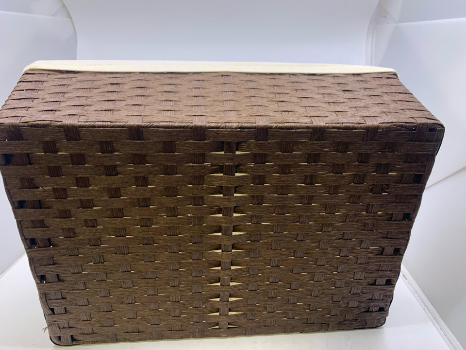 BROWN WOVEN RECTANGLE BASKET W/ WHITE FABRIC LINER.