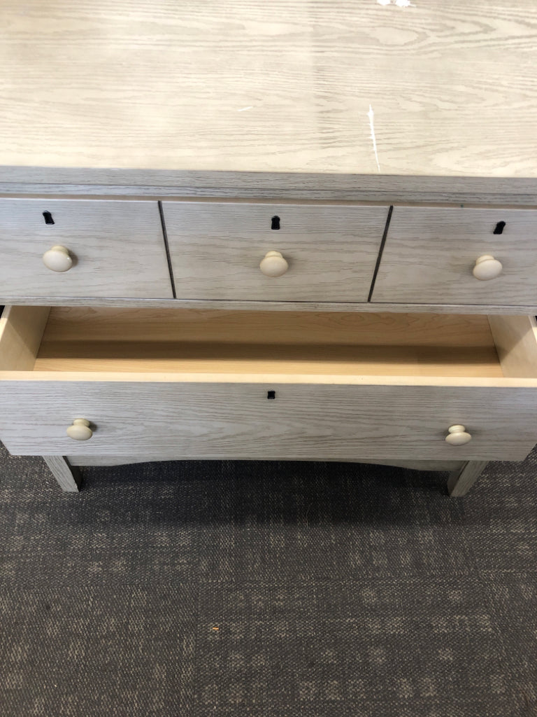 GRAY 3 DRAWER DRESSER *SCRATCHED.
