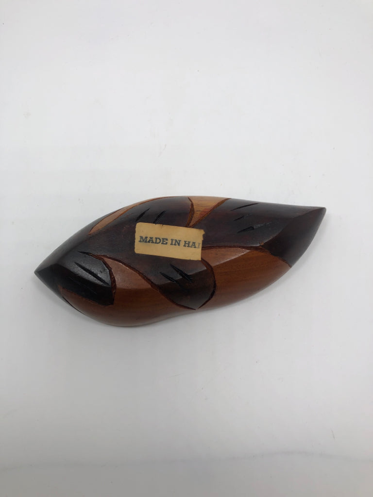 VTG WOOD 2 TONE LEAF SHAPED BOWL.