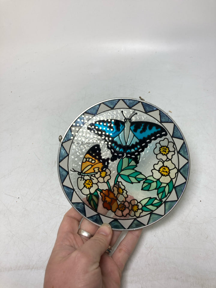 FAUX STAINED GLASS BUTTERFLIES CIRCLE WALL HANGING.