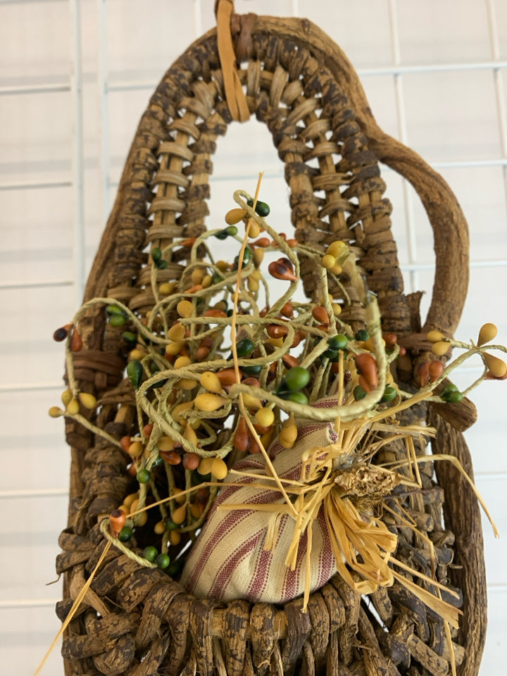 BASKET WEAVE W/PIP BERRIES AND SACHET.