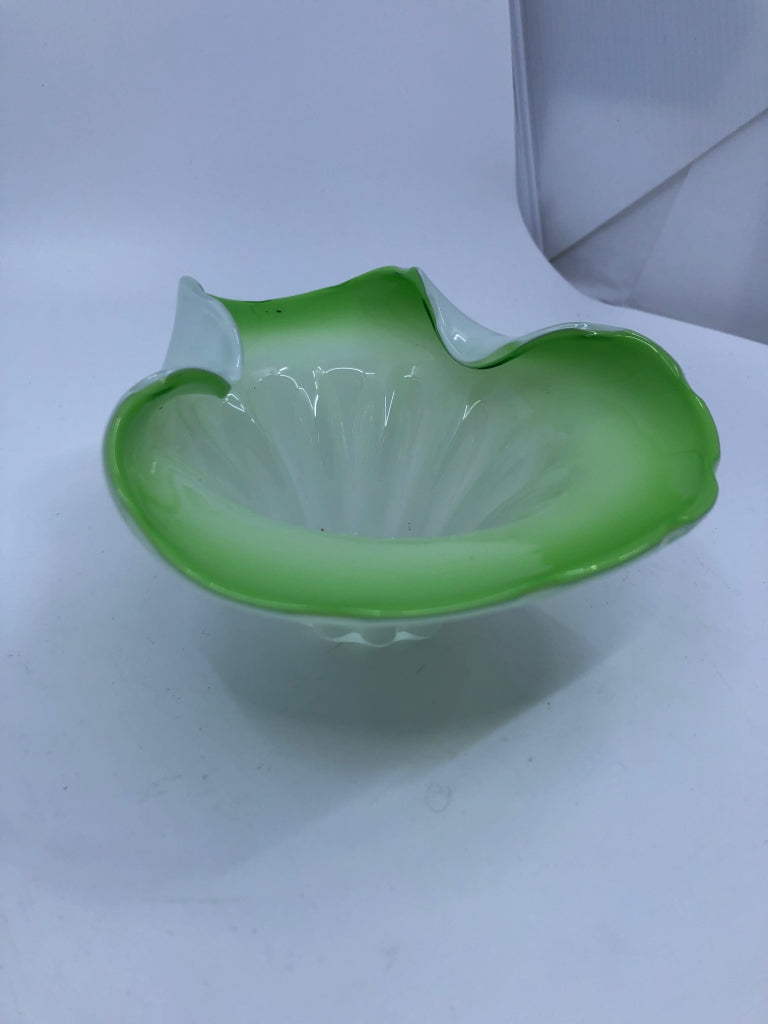 GREEN AND WHITE FOLDED EDGE GLASS DISH.