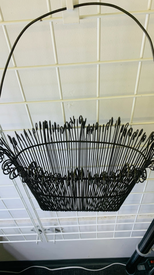 BLACK METAL WALL HANGING BASKET W HANDLE.