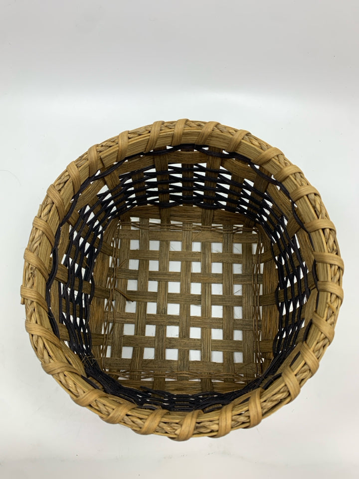 ROUND WOVEN SQUARE BOTTOM BASKET W/BLUE LINES.