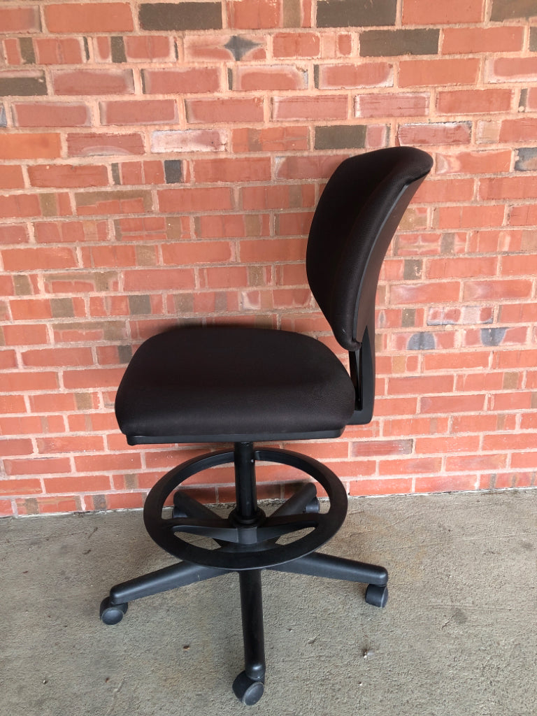 ADJUSTABLE BLACK SWIVEL OFFICE CHAIR.
