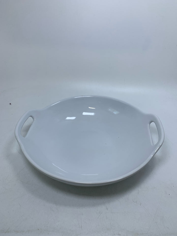 SHALLOW SERVING BOWL W/ HANDLES.