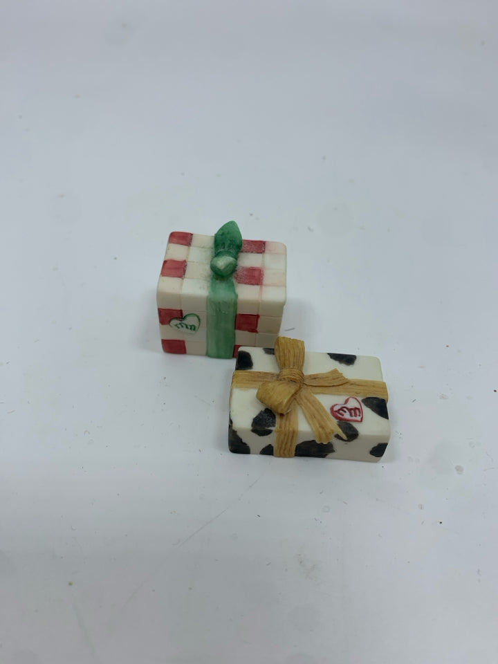 2 CHRISTMAS PRESENTS - MARY MOOMOOS FIGURE.