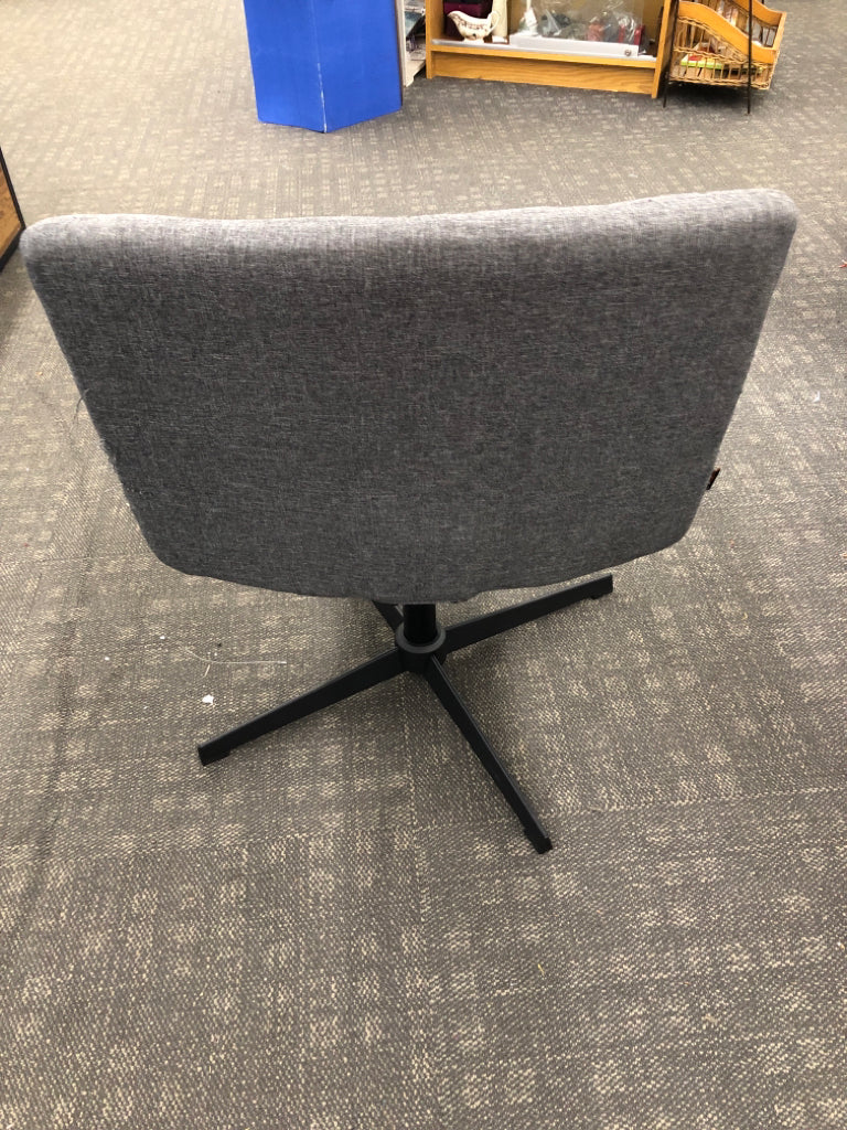 WIDE ARMLESS GREY FABRIC CHAIR.