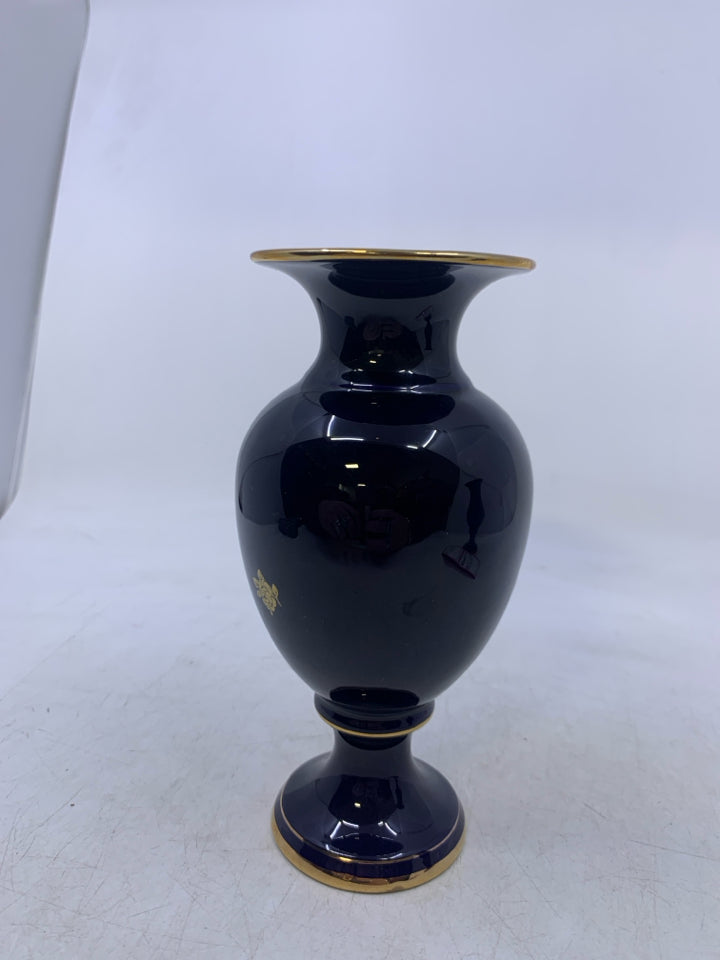 FOOTED COBALT BLUE VASE W/ ROSES.