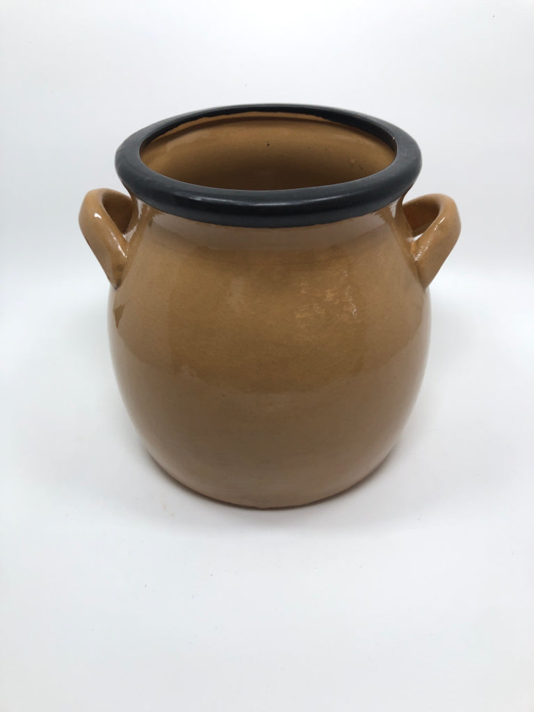 PRIMITIVE STAR & BERRIES CERAMIC CROCK.