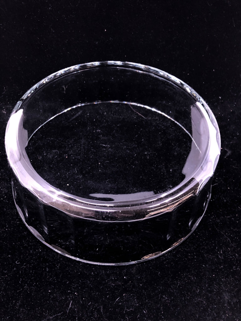 HEAVY GLASS SERVING BOWL W/RIBBED SIDES.
