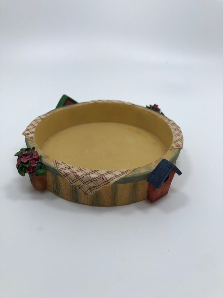 CANDLE PLATE W/ FLOWER/BIRDHOUSE DESIGN.