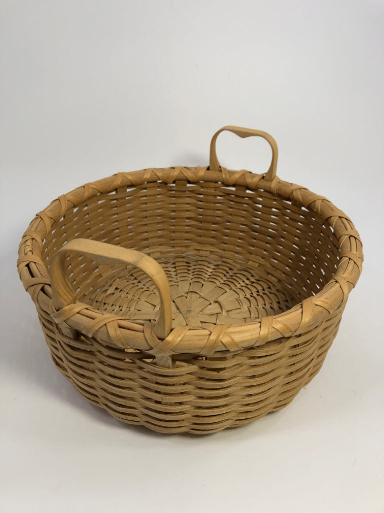 STURDY CIRCULAR WICKER BASKET W/WOODEN HANDLES.