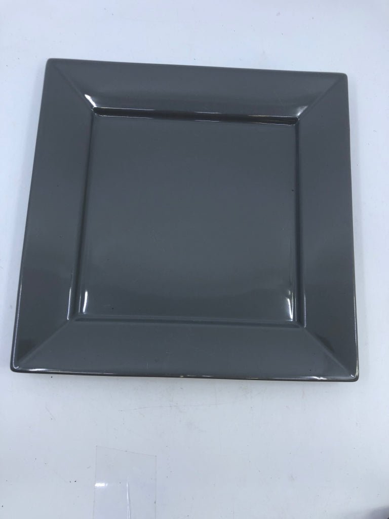 12 PC SVC 4 SQUARE PLATES + BOWLS.