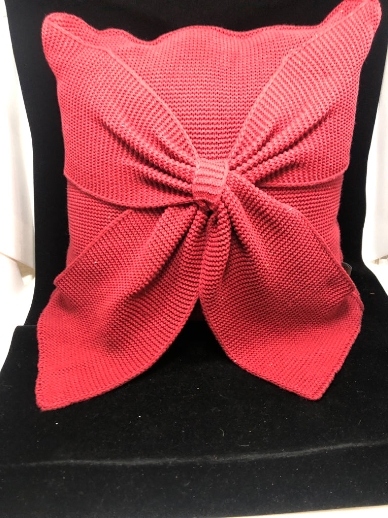 KNITTED BOW PILLOW.