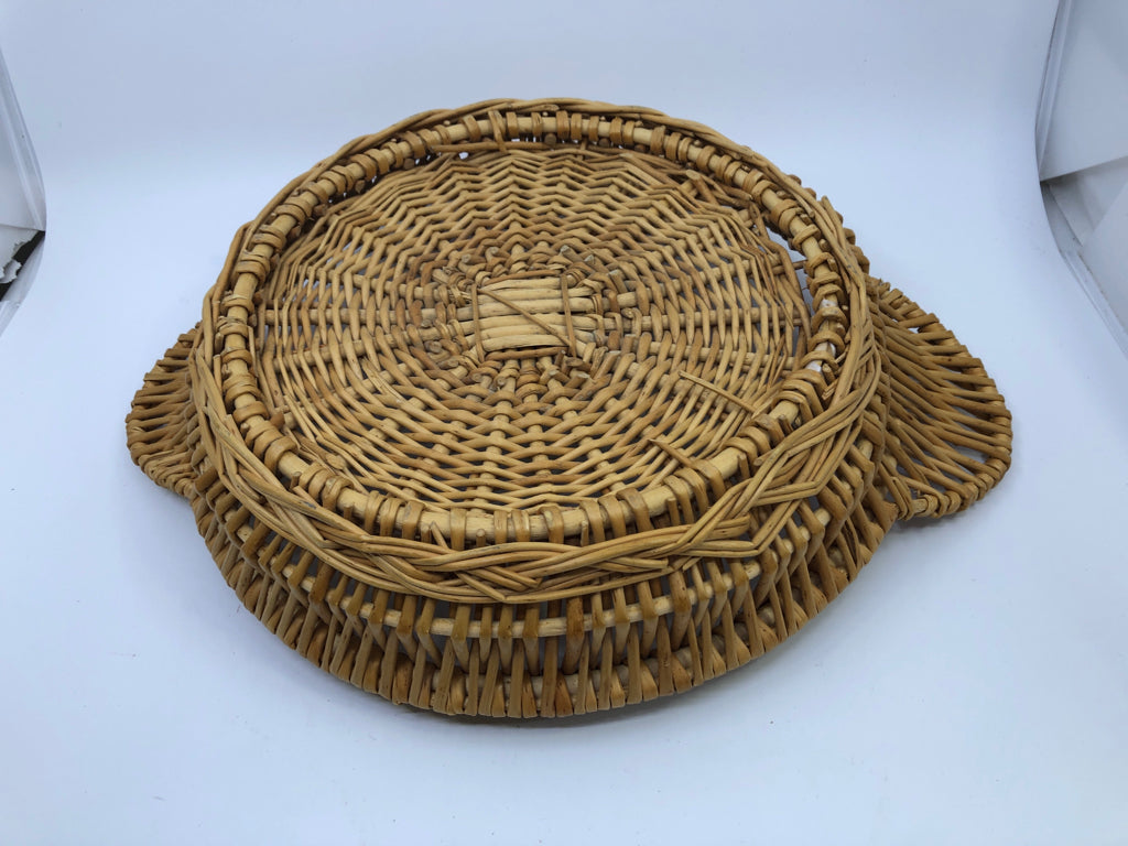 SHALLOW WOVEN BASKET TRAY W/ HANDLES.