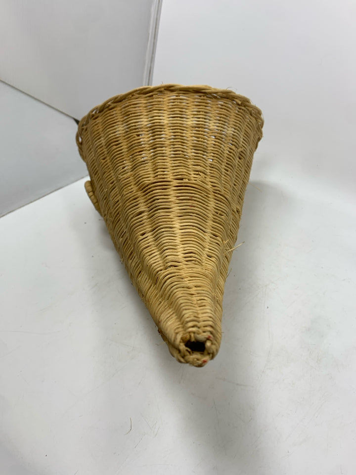 BLONDE WOVEN CORNUCOPIA.