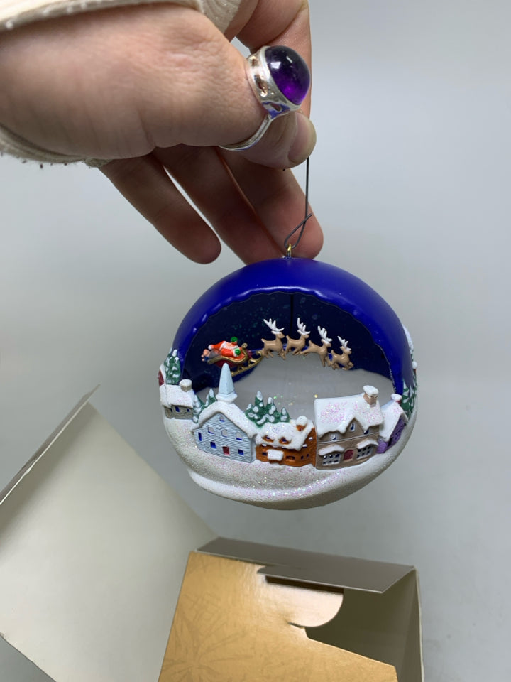IN BOX VTG HALLMARK OVE THE ROOFTOPS LIGHT ORNAMENT.