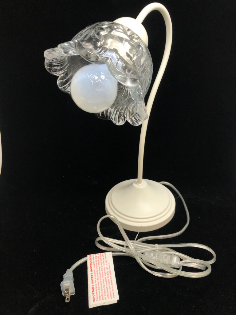 WHITE METAL LAMP W/CLEAR GLASS FLOWER SHADE.