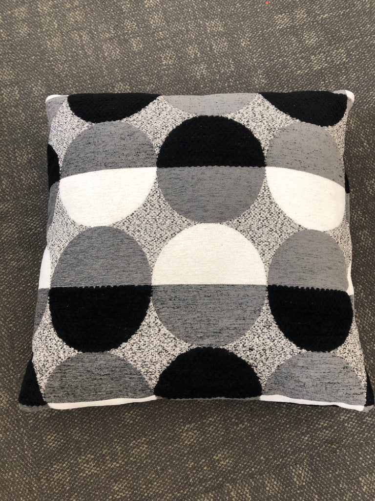 B&W GEOMETRIC PILLOW.