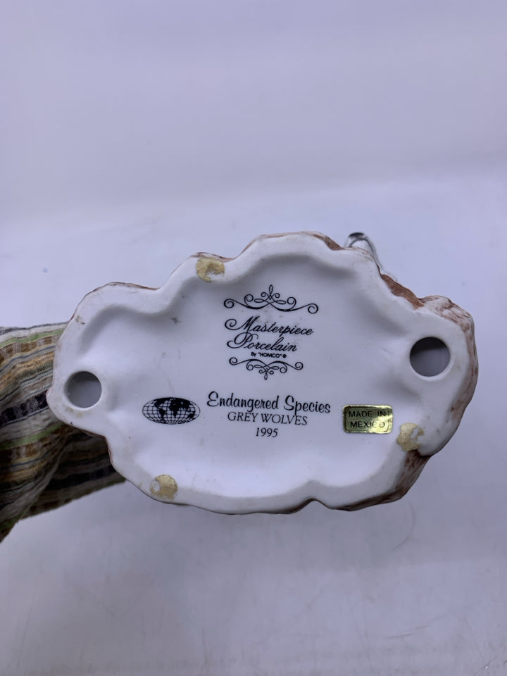 CERAMIC WOLF W/ BABIES.