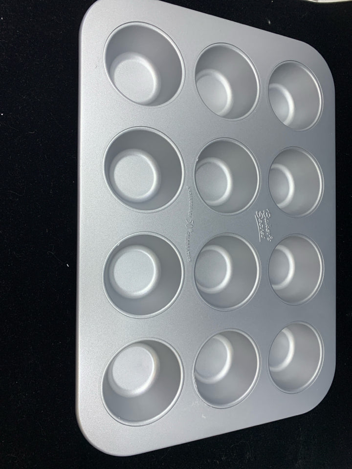 CUPCAKE PAN 12-CUP BAKERS SECRET.